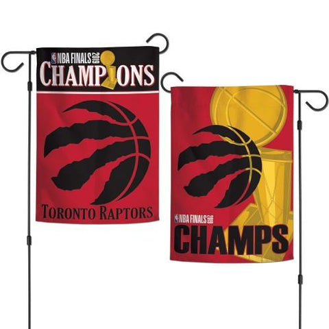 Les champions de la finale 2019 des Raptors de Toronto, l'équipe Wincraft, colorent le drapeau du jardin - faire du sport