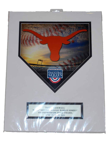Texas Longhorns bereit zum Einrahmen des 2011 CWS „Die Cut Homeplate“-Bildes, 27,9 x 35,6 cm – Sporting Up