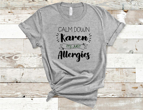 Shoppen Sie das lustige T-Shirt „Calm Down Karen It's Just Allergies“ – Athletic Heather – Sporting Up