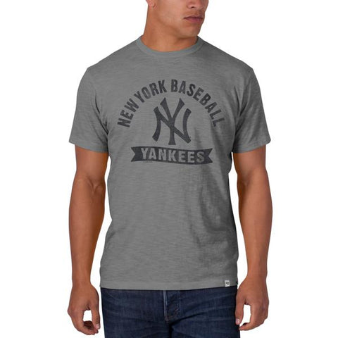 Handla new york yankees 47 märket cooperstown grå scrum t-shirt med banner-logotyp - sportig
