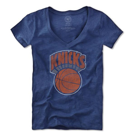 Shoppen Sie das New York Knicks 47 Brand Damen-T-Shirt „Bleacher Blue“ mit V-Ausschnitt und Scrum – sportlich
