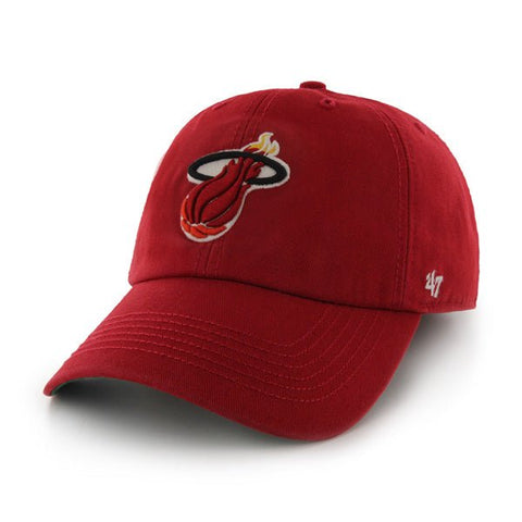 Miami Heat 47 ist eine rote, taillierte Hutmütze der Marke Franchise – sportlich