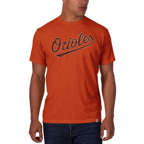 Kaufen Sie Baltimore Orioles 47 Brand T-Shirt aus Baumwolle mit Scrum-Logo in Karottenorange und kursivem Logo – sportlich