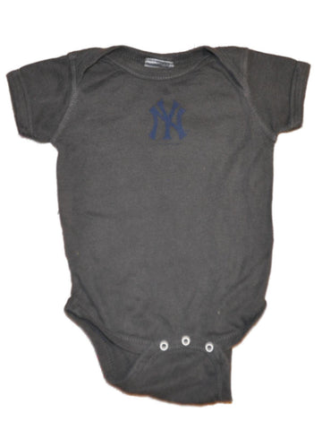 New york yankees saag spädbarn baby charcoal snap close one piece outfit - sporting up