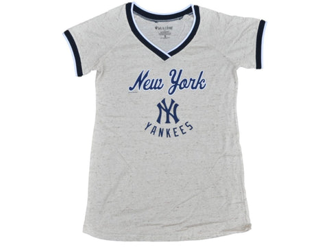 Shoppen Sie das New York Yankees Saag Damen-Umstands-T-Shirt aus Tri-Blend in Beige mit V-Ausschnitt – sportlich