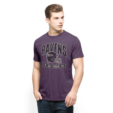 Shoppen Sie das Baltimore Ravens 47 Brand Grape Soft Cotton 1996 Banner Scrum T-Shirt – sportlich