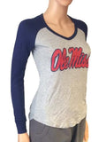 Camiseta de manga larga con cuello en V de dos tonos azul marino de marca retro Ole miss rebels para mujer - sporting up