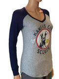 Camiseta LS con cuello en V de dos tonos azul marino de marca retro Kansas City Scouts para mujer - sporting up