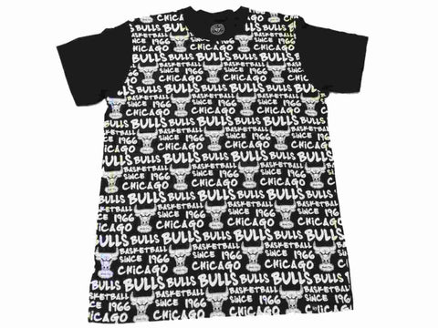 T-shirt à manches courtes à imprimé répétitif noir et blanc de marque Chicago Bulls 47 (l) - Sporting Up