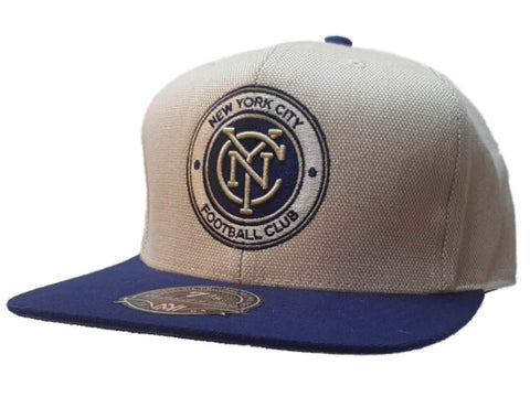 Gorra ajustada con visera plana azul blanquecina mitchell & ness del fc de la ciudad de nueva york (7 3/8) - sporting up