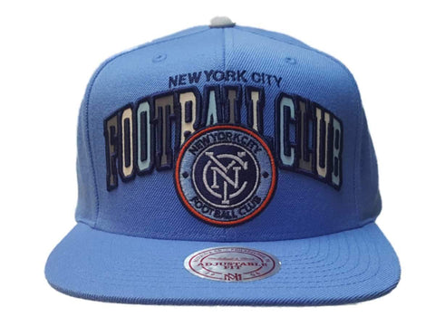 New York City FC Mitchell & Ness hellblauer „Football Club“ Adj. Flat-Bill-Mütze – sportlich