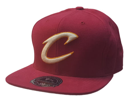 Compre gorra con visera plana ajustada en rojo descolorido de mitchell & ness de los cleveland cavaliers (7 3/8) - sporting up