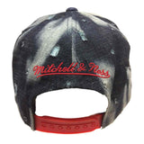 Mitchell & Ness hat eine verstellbare Snapback-Flat-Bill-Mütze aus ausgewaschenem, zerfetztem Denim – sportlich
