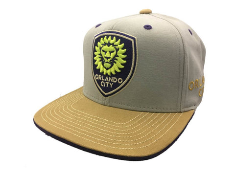 Shoppen Sie die Snapback-Mütze „Orlando City SC adidas“ in Grau mit Neon-Logo und Strukturmuster – sportlich